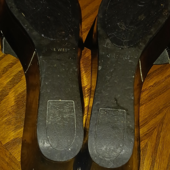 Womans size 7 patent leather wedge sandles - Picture 3 of 10